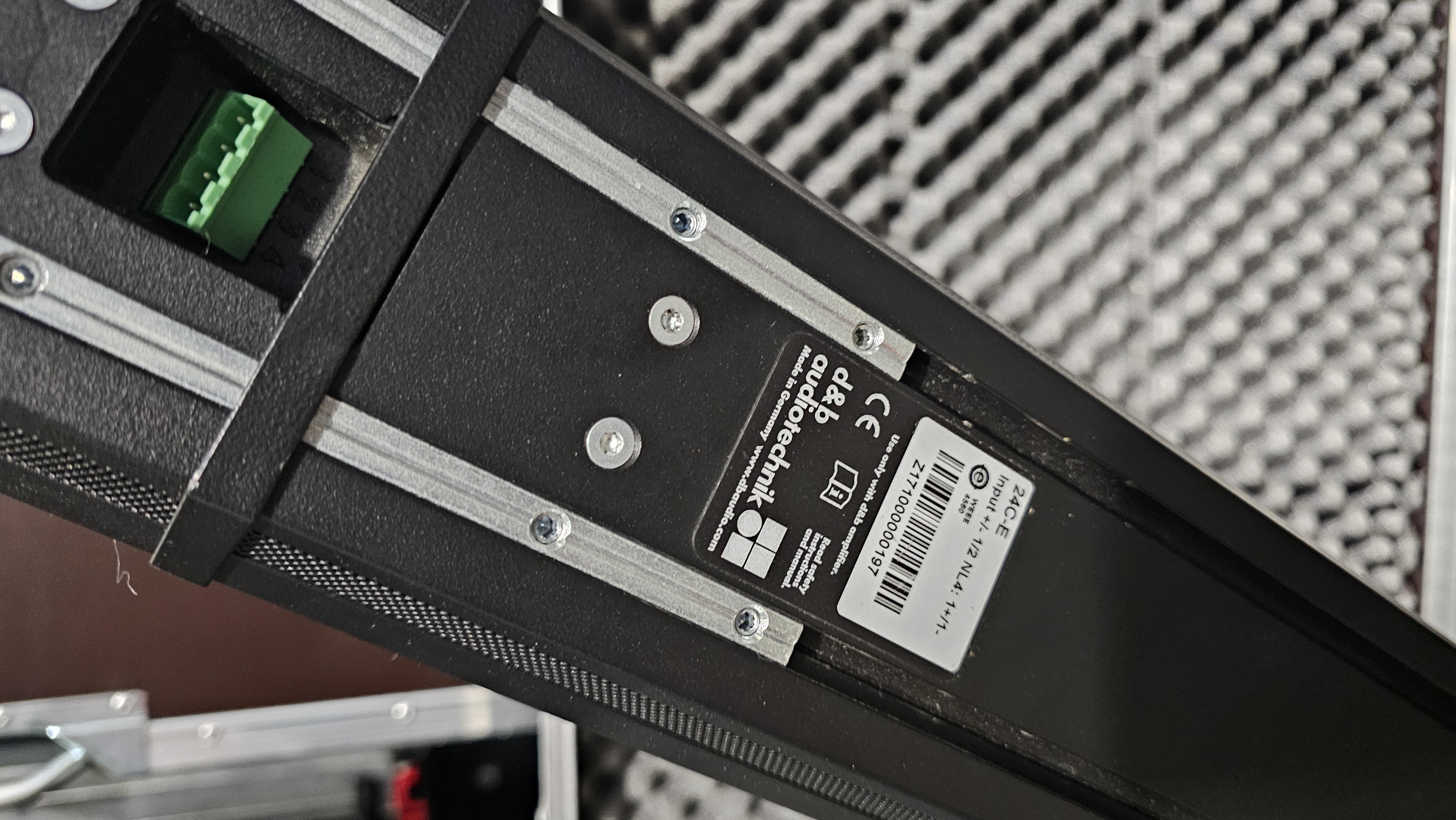 SET d&b audiotechnik xC Serie 2x 24C und 2x 24C-E Säulenlautsprecher | Schwarz | Case SET d&b audiotechnik xC Serie 2x 24C und 2x 24C-E Säulenlautsprecher | Schwarz | Case