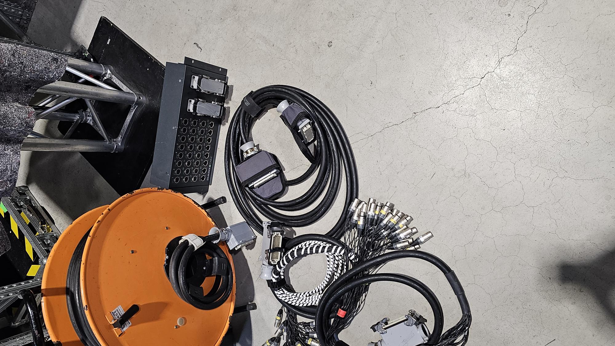 Sommer Cable Analog Multicore | 24 IN | 8 OUT | 50 Meter | Symmetrisch | Analog Splitter Sommer Cable Analog Multicore | 24 IN | 8 OUT | 50 Meter | Symmetrisch | Analog Splitter