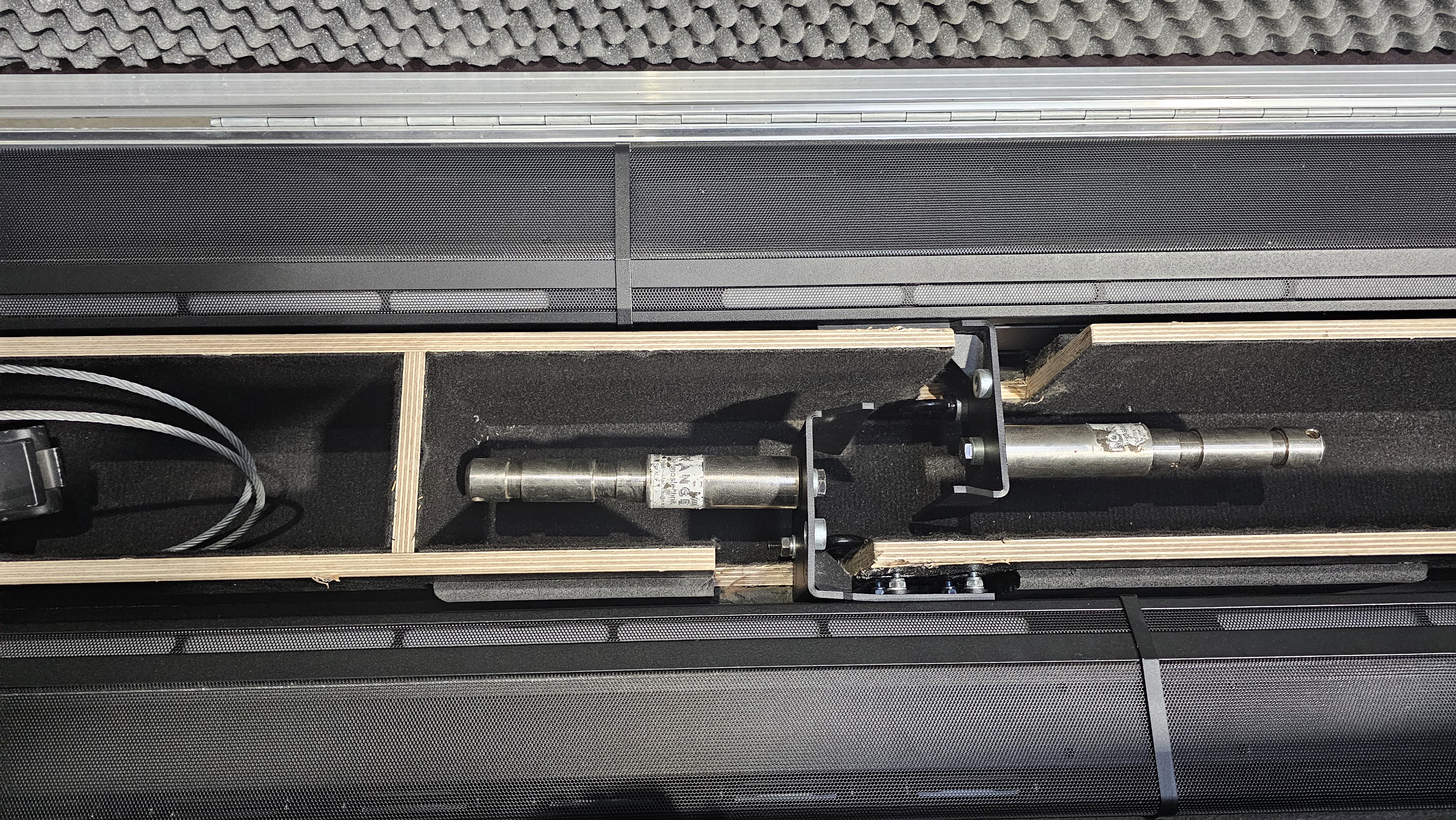 SET d&b audiotechnik xC Serie 2x 24C und 2x 24C-E Säulenlautsprecher | Schwarz | Case SET d&b audiotechnik xC Serie 2x 24C und 2x 24C-E Säulenlautsprecher | Schwarz | Case