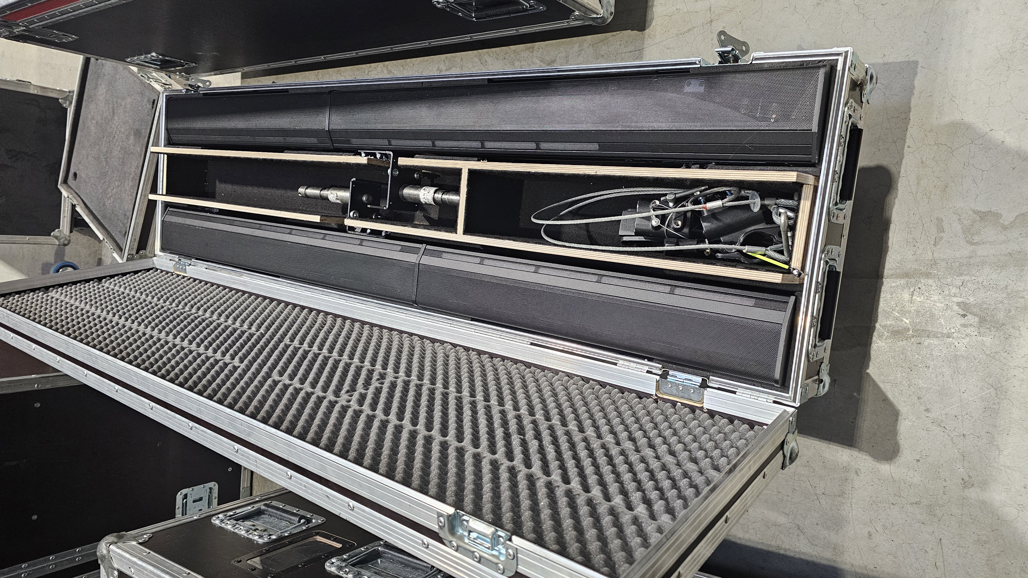 SET d&b audiotechnik xC Serie 2x 24C und 2x 24C-E Säulenlautsprecher | Schwarz | Case SET d&b audiotechnik xC Serie 2x 24C und 2x 24C-E Säulenlautsprecher | Schwarz | Case