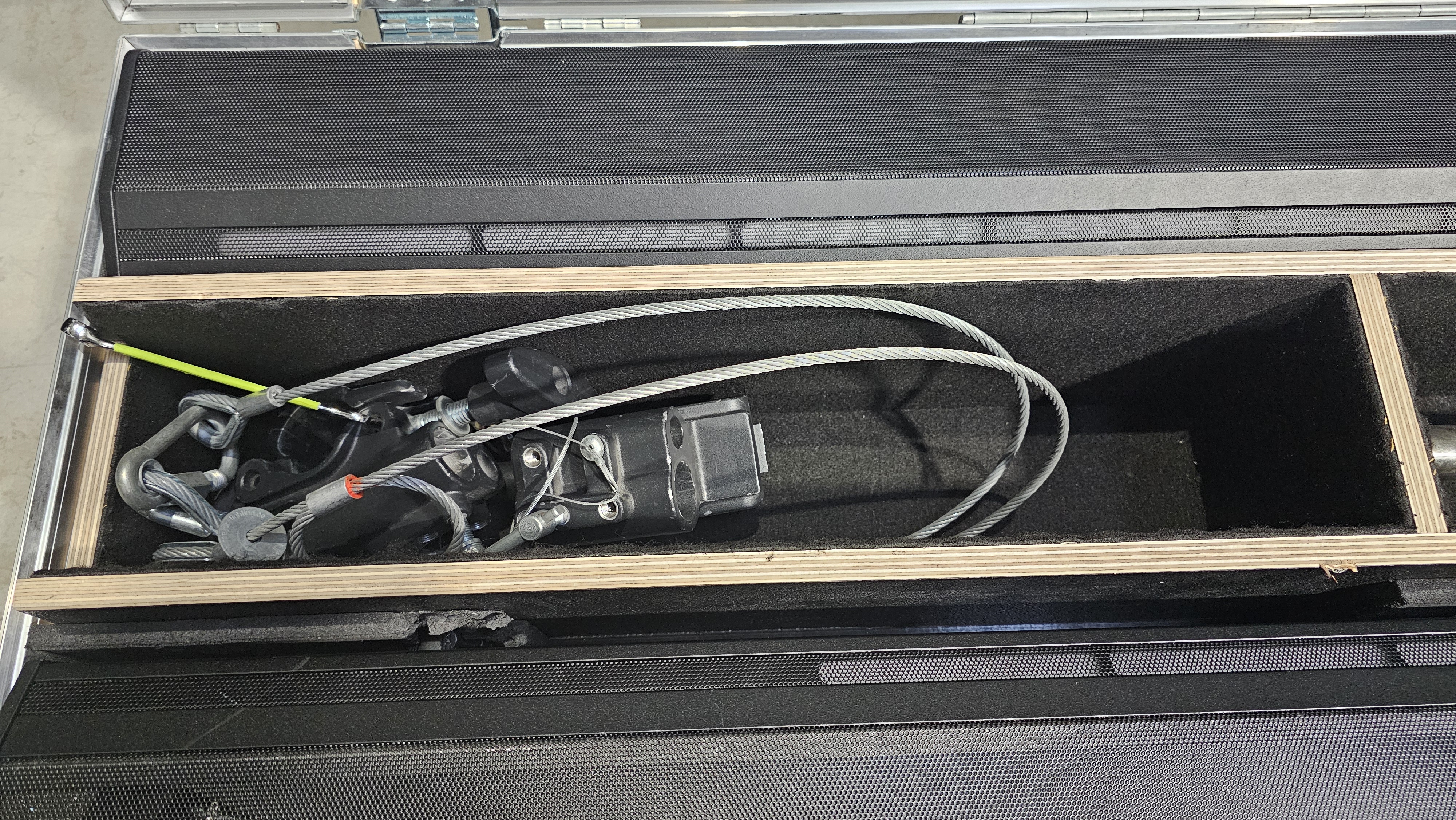 SET d&b audiotechnik xC Serie 2x 24C und 2x 24C-E Säulenlautsprecher | Schwarz | Case SET d&b audiotechnik xC Serie 2x 24C und 2x 24C-E Säulenlautsprecher | Schwarz | Case