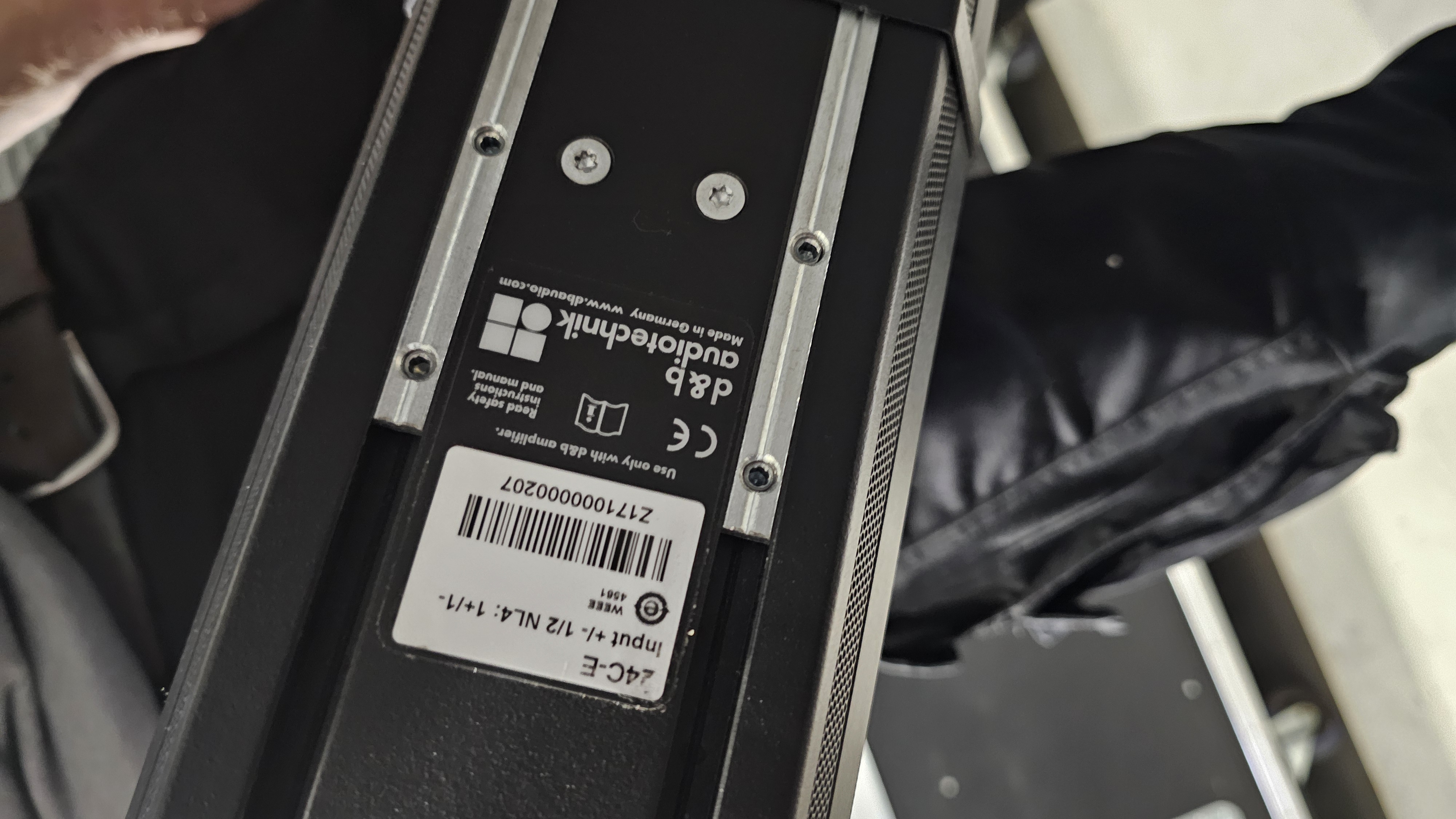 SET d&b audiotechnik xC Serie 2x 24C und 2x 24C-E Säulenlautsprecher | Schwarz | Case SET d&b audiotechnik xC Serie 2x 24C und 2x 24C-E Säulenlautsprecher | Schwarz | Case
